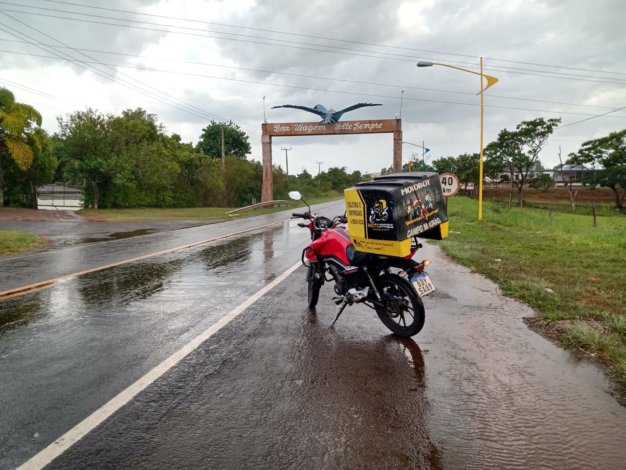 Motoboy em viagem sob a chuva